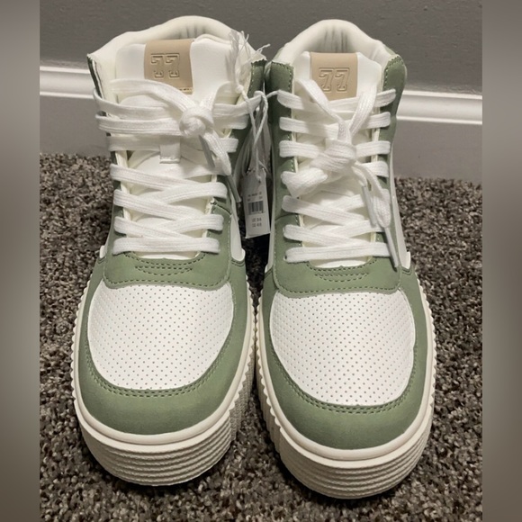 High-Tops - Picture 1 of 3